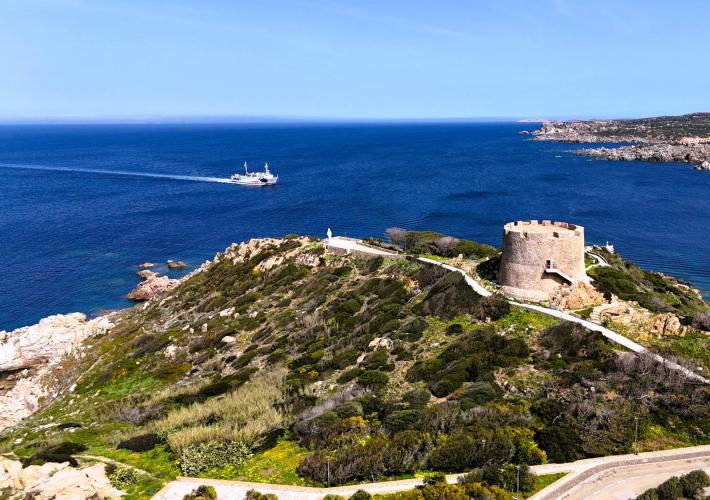 Sei di passaggio a Santa Teresa Gallura perchè devi prendere la nave per Bonifacio - Corsica e non sai dove dormire?